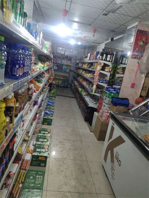 紧邻小区门口，出门就是公交车站桩，旁边还有大型酒店，
