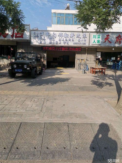 出租低价转让两个停车位主路临街车流很大周围都是餐饮店吃饭的人很多