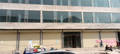 出租一楼二楼有地板砖，三楼未铺地板，三楼未隔断，三楼有独立楼梯
