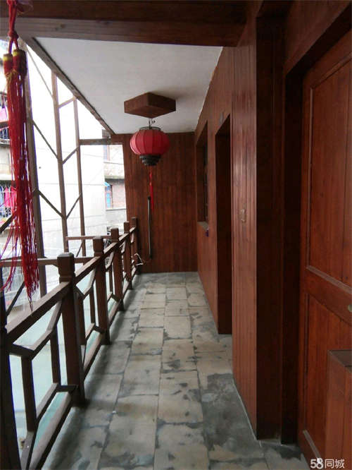 出租七街肖姨妈小吃旁，可做餐饮，酒吧，无转让费，首月免租金