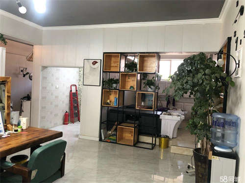 出租地段营业中美发店转让