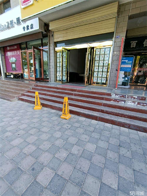 出租门店临街，交通便利，适合各行各业
