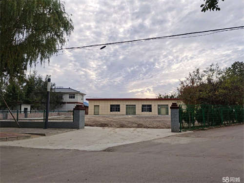出租临街400平办公及生活用房，800平场地，动力电入户。