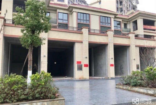 出租新中医院门诊大门正对面临街商铺出租