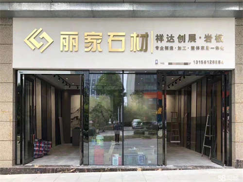 出租临近林达美食街，周围全是办公楼，左右都是餐饮店面