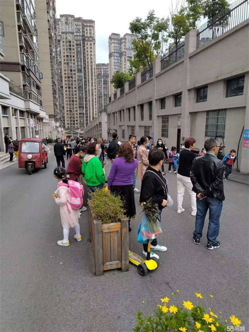 出租学校附近，层高9.5米，可隔成三层，人口密集，商业价值高