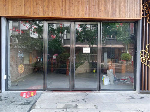出租交通便利、人流量大、临街临广场、配套设施齐全。