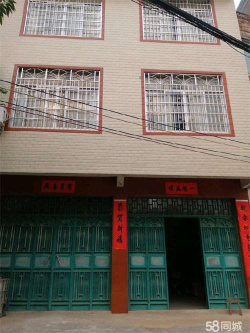 出租房子在羊角山黄记扣肉店往鹅塘老公路进大约80米，两个门面。