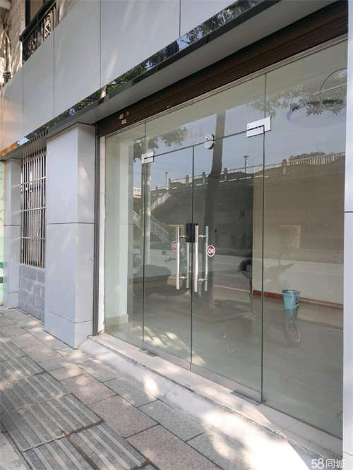 出租低价出售210平商铺，精装修超大超宽敞