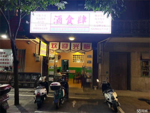 出租桌椅板凳，冰箱空调，烧烤厨房设备齐全，无转让费
