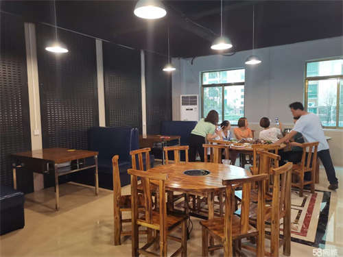 出租都市嘉园某餐厅整体转让，精装修，设施齐全、接手即可经营