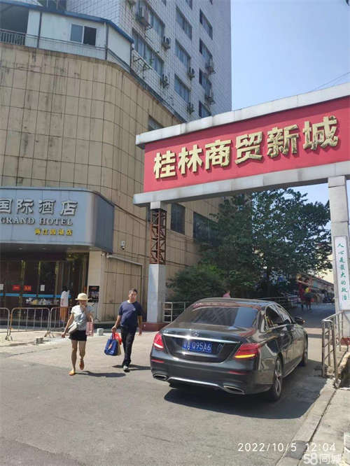 出租北极广场新商贸批发城，49平方商铺加配二楼49平方仓库出租