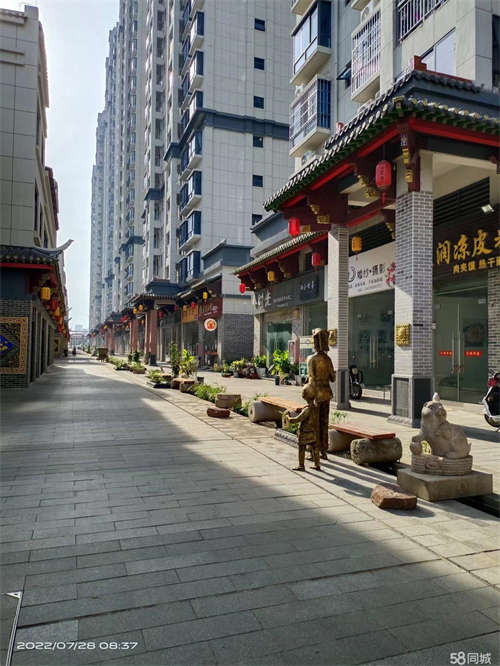 出租万象郡美食街及临街旺铺出租，高度六米可隔两层使用，毛坯