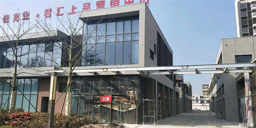 出租临街全玻璃，两层，门口就是停车场，周边都是居民和商场