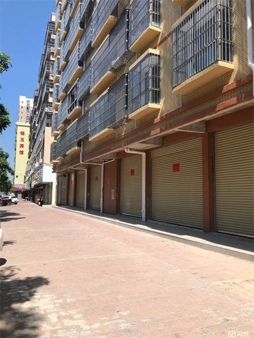 出租临街旺铺，停车放便、店辅有120平方，60平方选择
