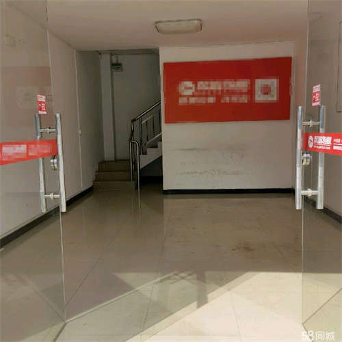 出租两层临街店面，交通便利，车站人流旺区，实用面积72平方左右