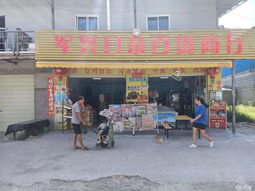 出租转让，市场口，离广场幼儿园菜市场50米。人流量大。