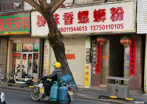 出租旺铺急租，大马路，学校边。人流量巨大。