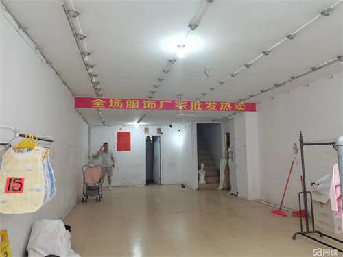 出租百和超市附近（花坛旁），65方，9000元/月。有意私聊我