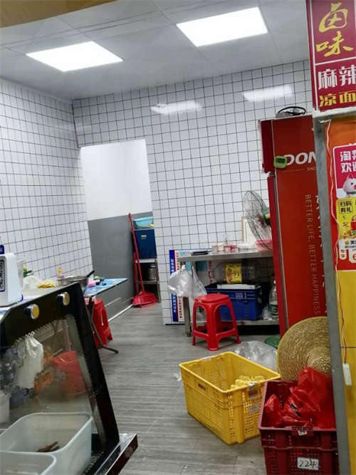 旺铺在小区楼下，对面华润万家，近市场幼儿园。