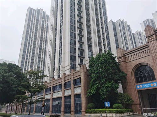 出租商铺前大量车位，停车方便