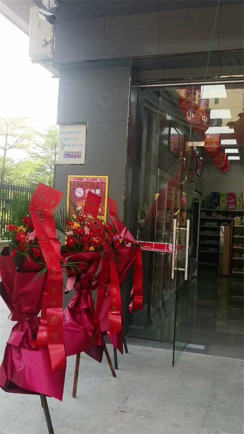 出租大型联排公寓出入口转角位出租，周边无竞争，60平租4000