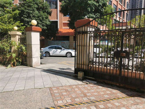 出租独栋有大院子停车方便，有学校