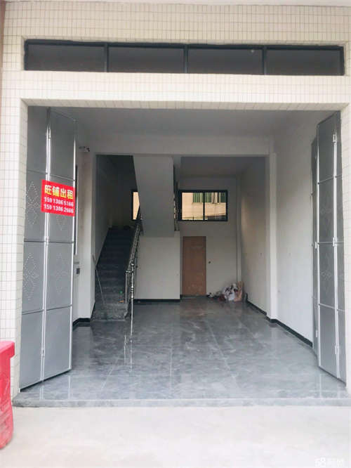 出租护堤公路铺面，二层半总面积150个平方左右地面贴好瓷砖新房子