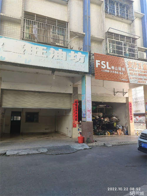 出租市场后门旁边。后门正对永和市场