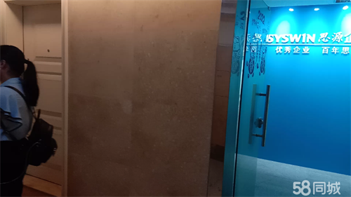 出租高端写字楼低价出租，临近地铁口，交通便利！