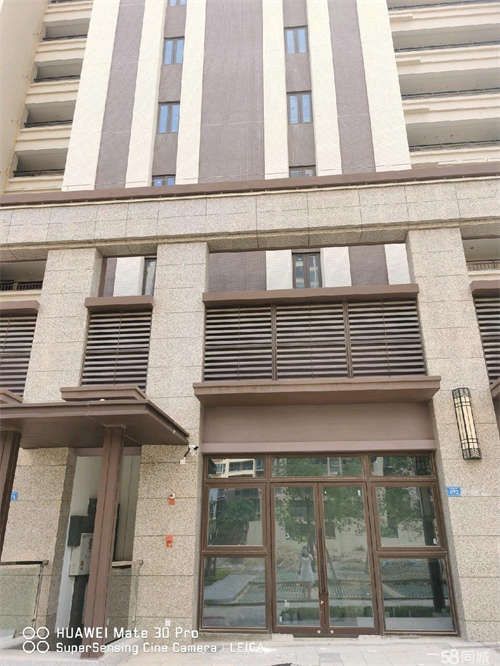 出租门面宽，采光好，通风好，停车方便，临街