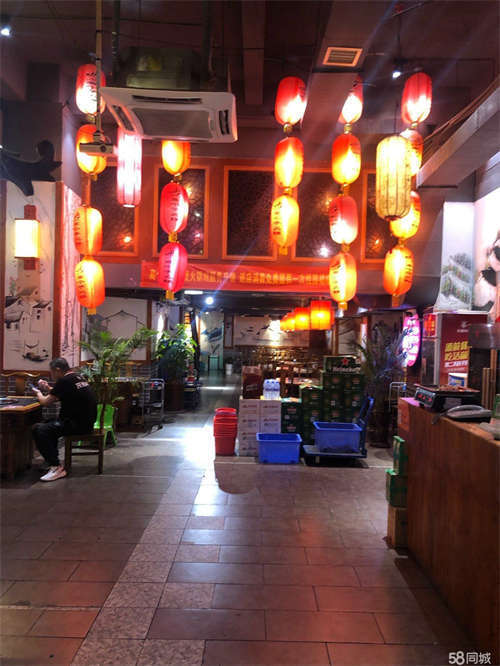 出租店面宽大，可以做格楼。繁华地段。