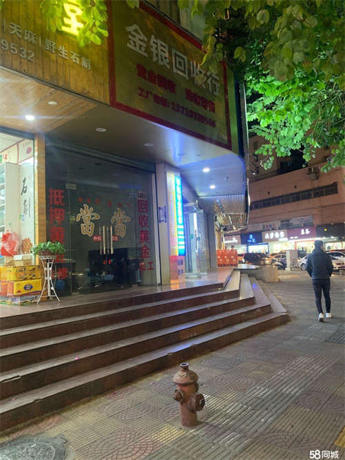 出租佳宝红绿灯，沿街店铺，人流量巨大