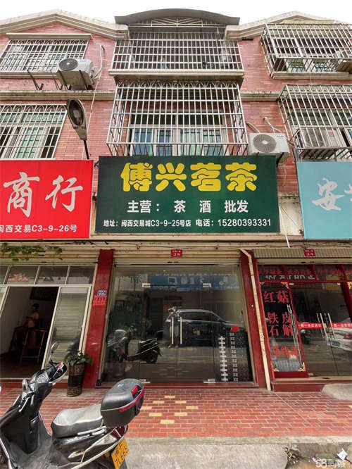出租交易城C区篮球场背后，一栋三层拎包入住办公