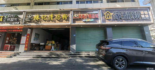 出租一楼店面免转让费三个门面，目前空置，价格一平方不到20。
