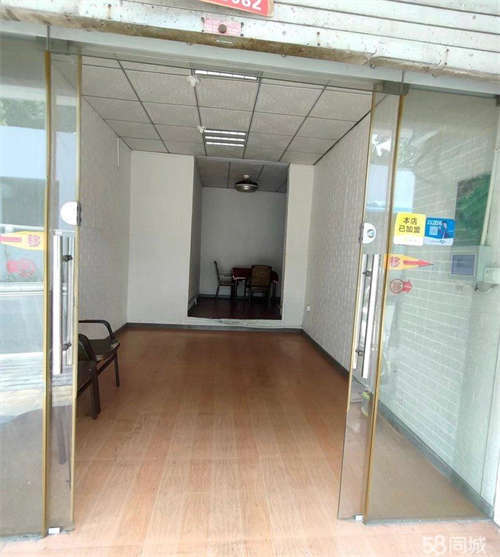出租沿街旺铺招租，免转让费。简装。带隔间，带卫生间