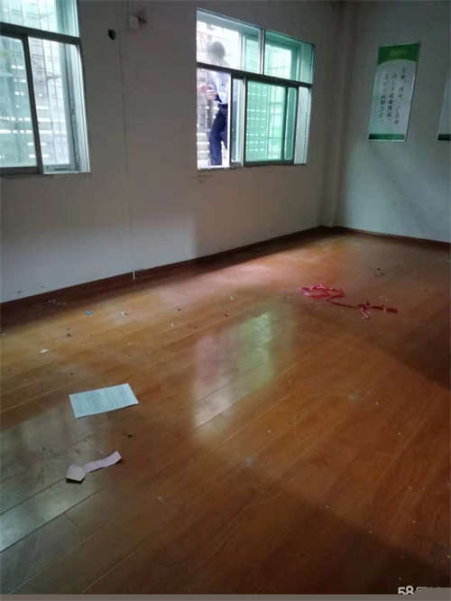 出租川妹火锅旁二楼240平方，适合教育，办公