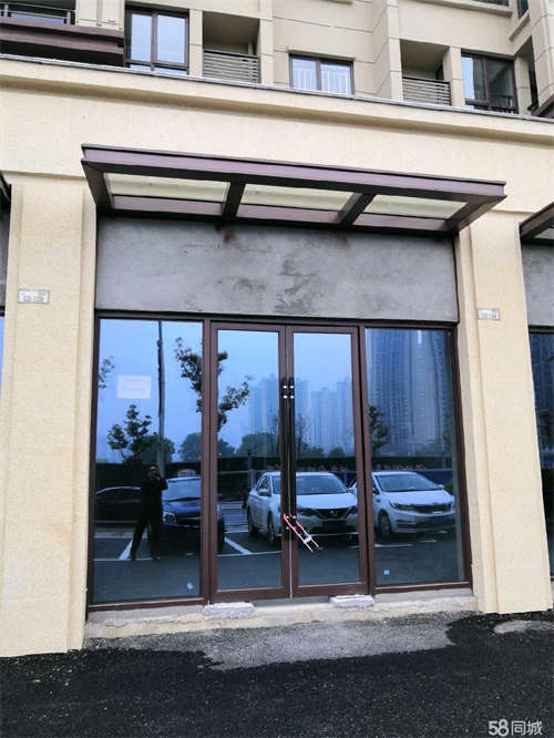 出租附近有学校，菜场。商铺门口有停车位。