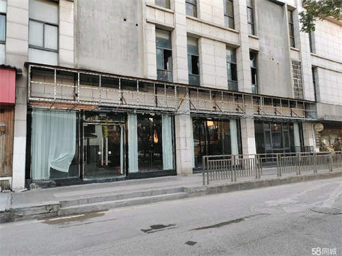 出租位于凤凰大道交警大队旁，沿街店铺，位置中心，门头广告展示面大