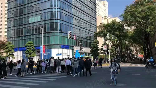 出租静安区 东海广场一楼 愚园东路沿街重餐饮旺铺 人流全天不断