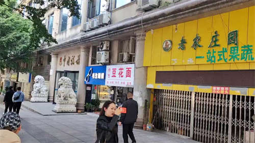 出租大广告位。福利社100平招零售  炒菜等