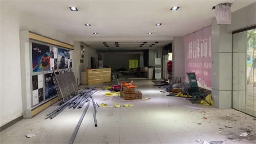 出租大渡口步行街旁临街门面320平，4S店汽修餐饮