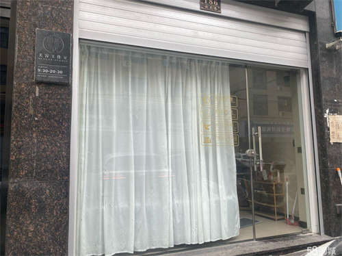 出租临街店面，停车方便，店内设备可以一起转让，可协商。