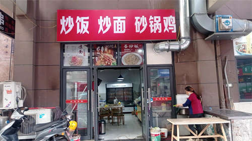 出租旺铺转让可堂食，可外卖。一次交半年房租