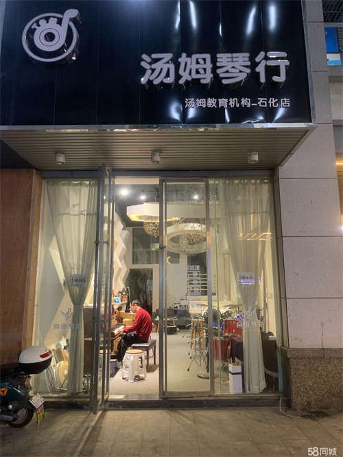 出租炼油厂购物中心一楼正中心商铺，三面临街，人流量多