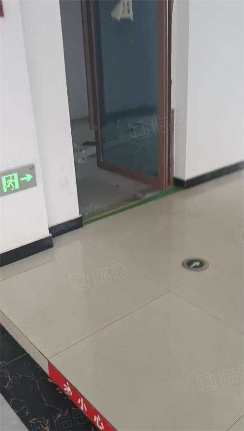 出租佳信金街二楼商铺，适合办公室教育培训机构等，政策优惠