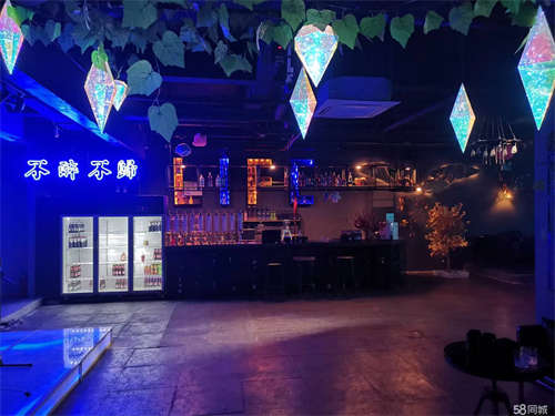 出租无转让费    万春财富广场中心，距离轻轨站200米交通方便