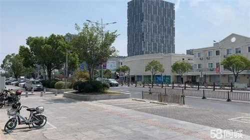 出租临街门面 【可分租，可整租】商业街店铺周边人员密集无浪费面积南桥店铺出租，也可分成2＋2的形式出租。