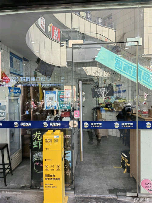 出租魔力月光北入口处，门口面积大，主要人流入口处。