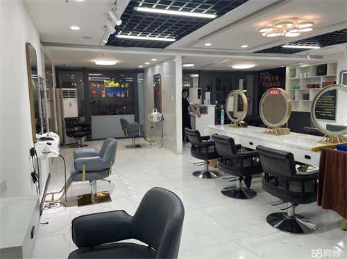 出租地理位置优越，适合饭店，水果店，美容店。